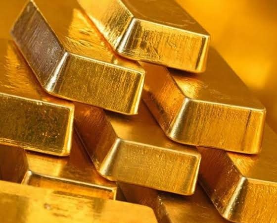الذهب يسجل أعلى مستوى في أسبوعين بسبب تراجع الدولار